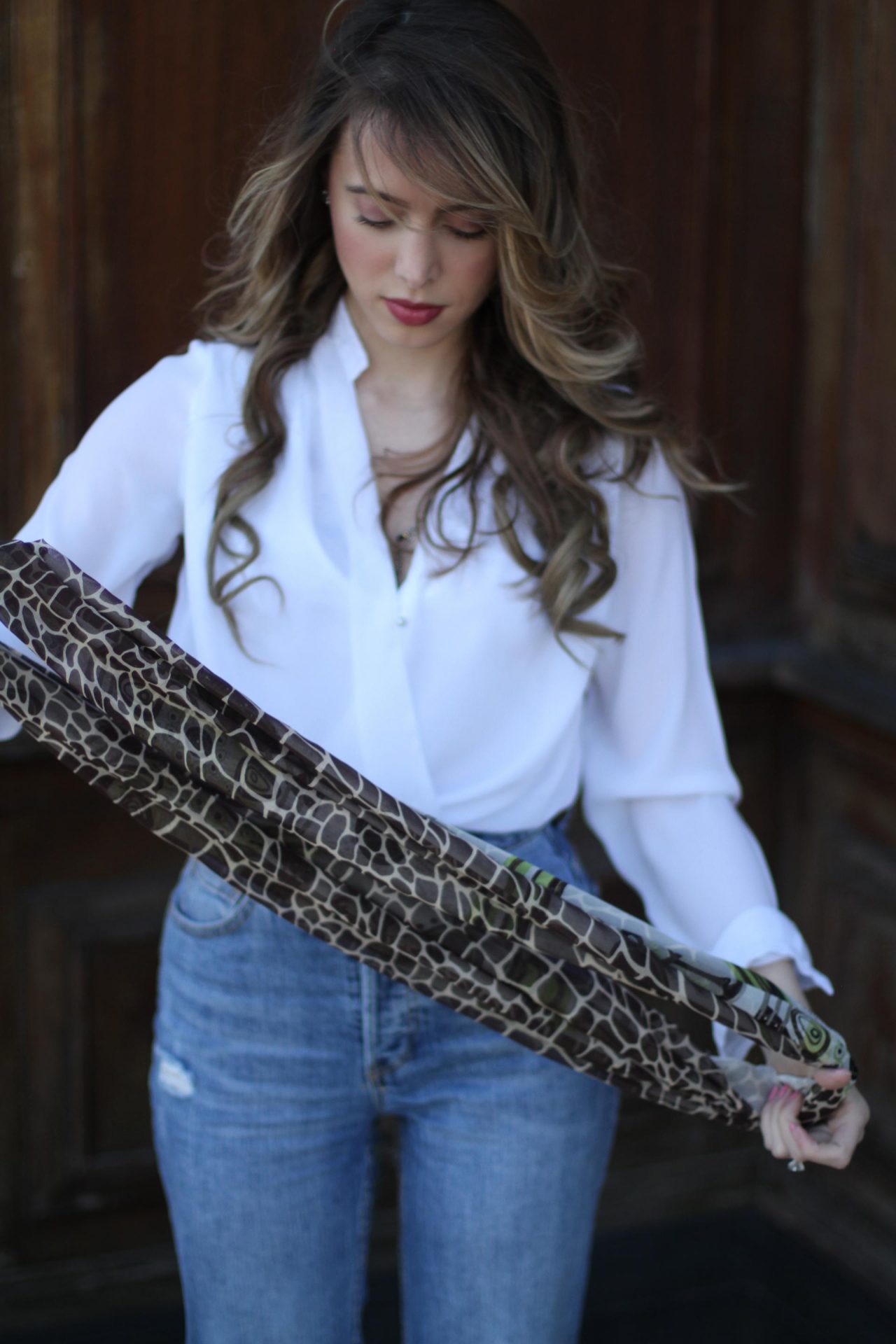 blue jeans and white shirt combination